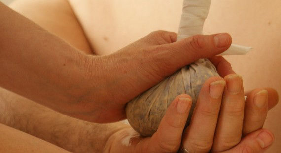 Kräuterstempel-Massage